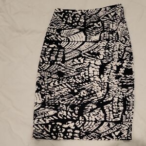 Elegant Black and White Patterned Pencil Skirt